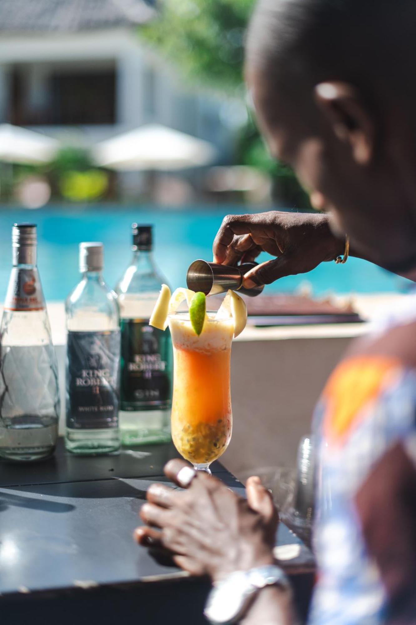 Zanzibella Hotel & Spa Kiwengwa  Exterior foto A bartender preparing a cocktail