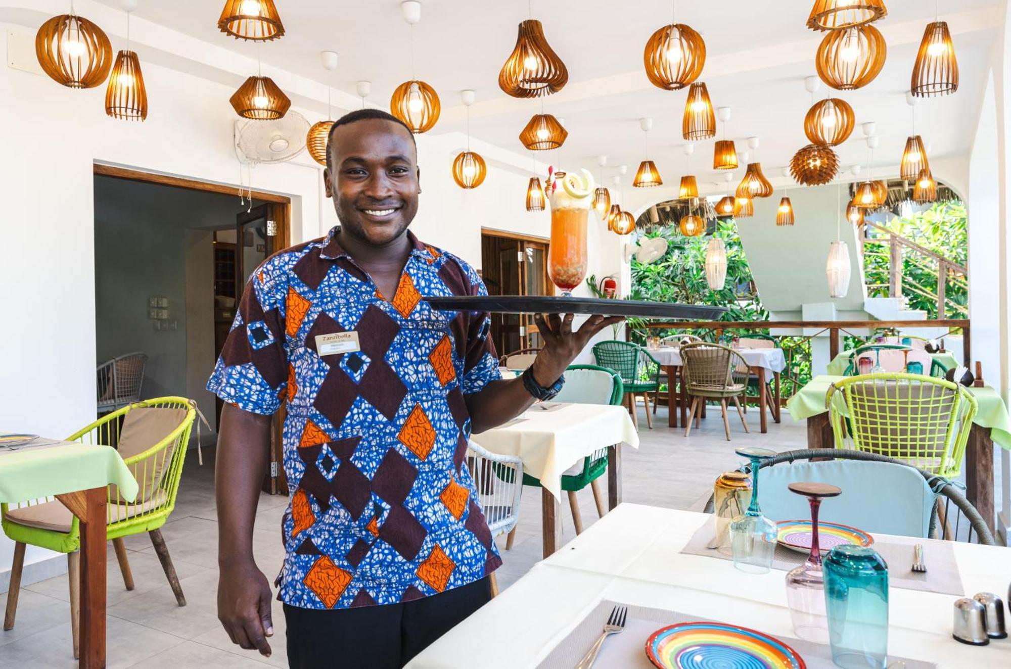 Zanzibella Hotel & Spa Kiwengwa  Exterior foto A waiter at a restaurant in Ghana