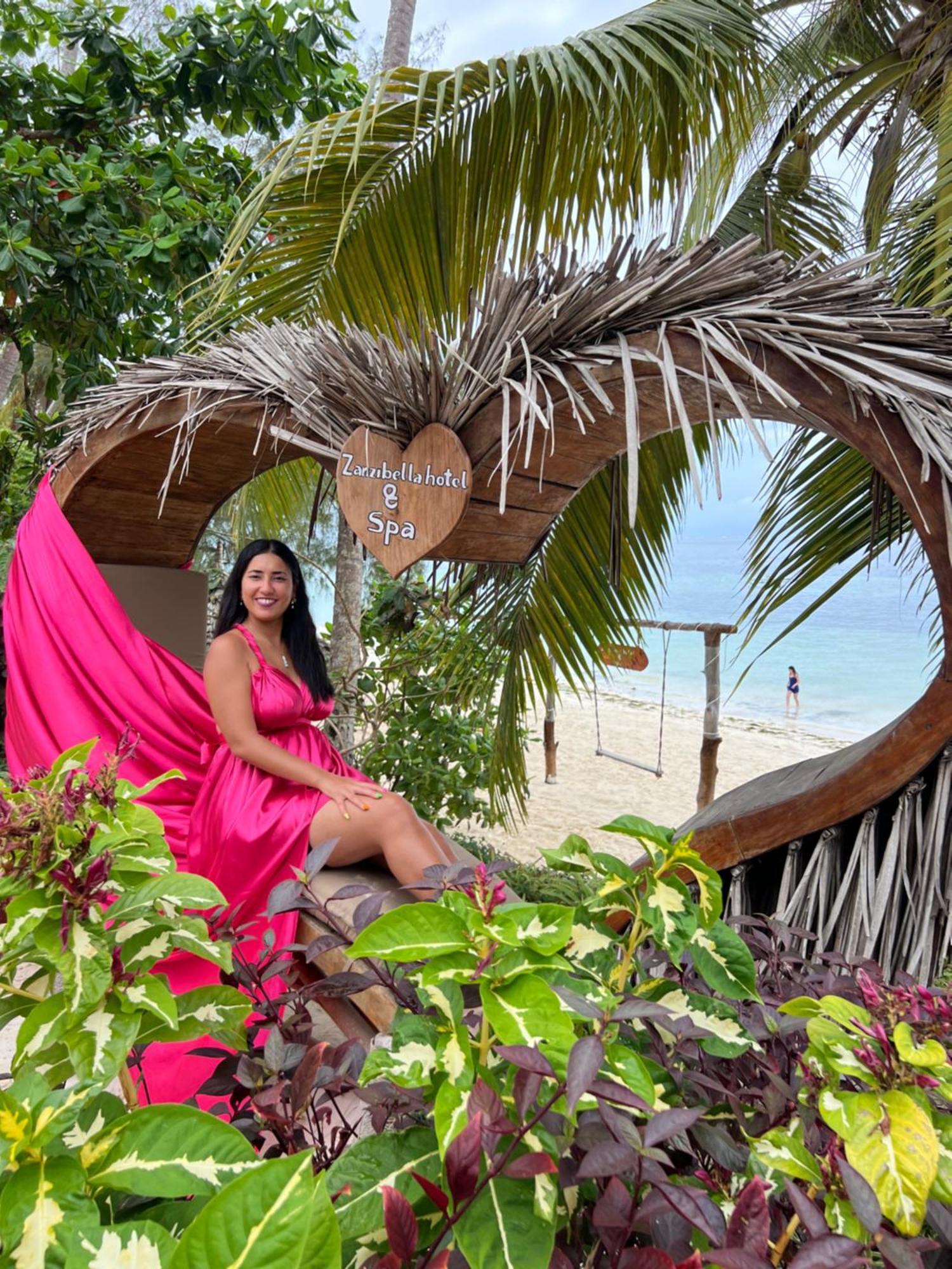 Zanzibella Hotel & Spa Kiwengwa  Exterior foto A tourist at the beach